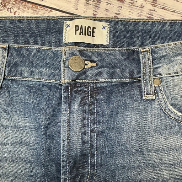 Paige Daryn denim jean shorts in the Izza Deconstructed wash. Size 30. - Picture 4 of 10